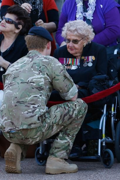 Por eso afectuoso recibe el beso de una dama mayor.
