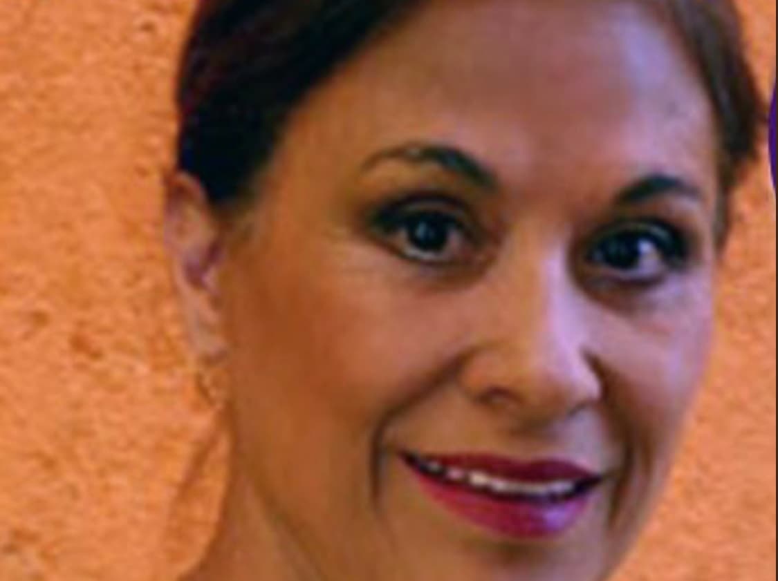 "De repente empezó a sentirse muy mal con dolores en el vientre, se le hicieron todo tipo de análisis, todo salió perfectamente bien y se decidió que se le iba a extraer la vesícula, que parecía era la que estaba dando lata (problemas). En el momento en el que se estaba viendo el punto de la vesícula, el médico descubrió que en realidad era algo que estaba totalmente oculto, una metástasis en el hígado", explicó quien fuera su esposa por 50 años.