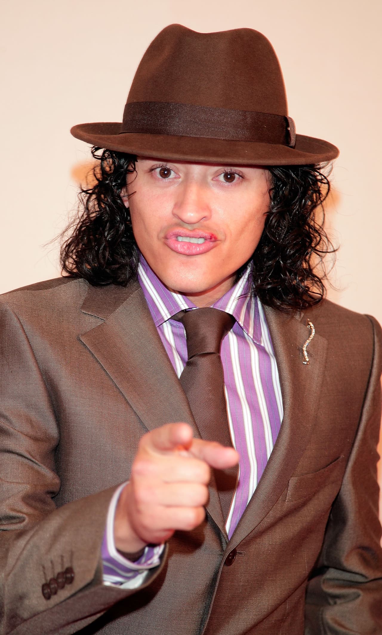 En febrero de 2013 Elvis Crespo fue acusado por una joven de abuso sexual y le exigió una indemnización por agresión, angustia emocional y negligencia. Pero esa no es la primera vez que Elvis se enfrenta a la ley.