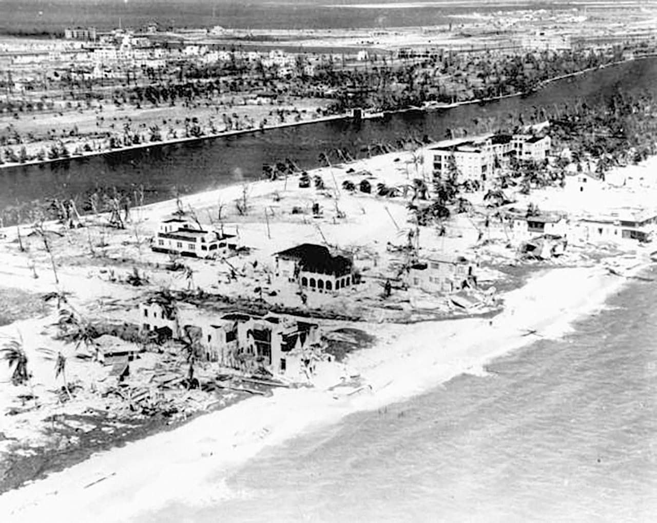 <b>Puesto 10: el gran huracán de Miami. Categoría 4. Septiembre de 1926. 372 fallecidos.</b> El poderoso ciclón tomó fuerza a través del Atlántico y causó devastación en Florida y la costa del golfo. Tocó tierra sobre Miami y recorrió la península hacia el oeste causando estragos. Salió de tierra por Fort Myers y continuó sobre el Golfo de México hasta Alabama y Mississippi donde llegó con menos fuerza. En la fotografía Miami Beach después del paso devastador del ciclón.