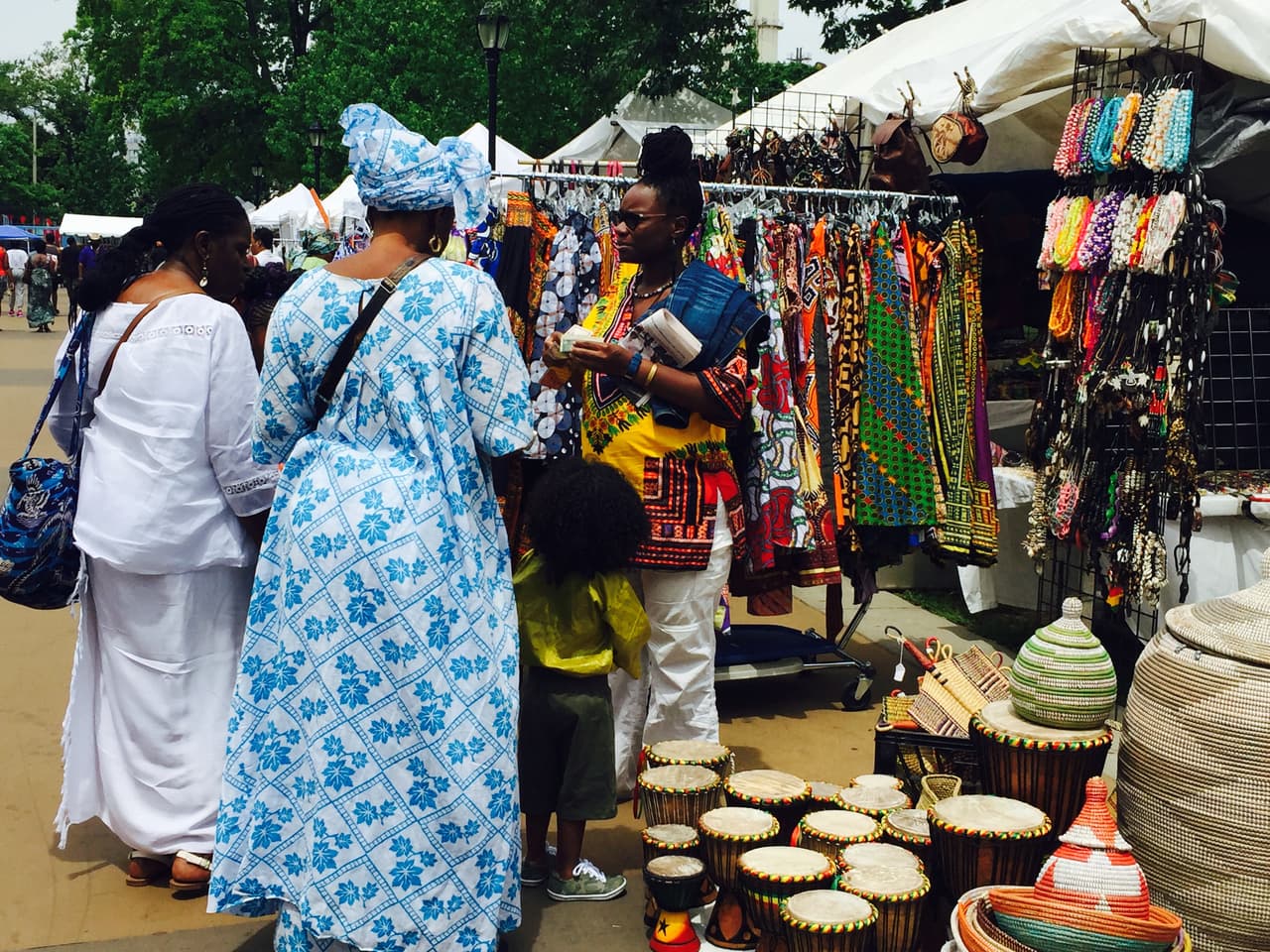 Los comerciantes ofrecen los productos hechos en sus países.