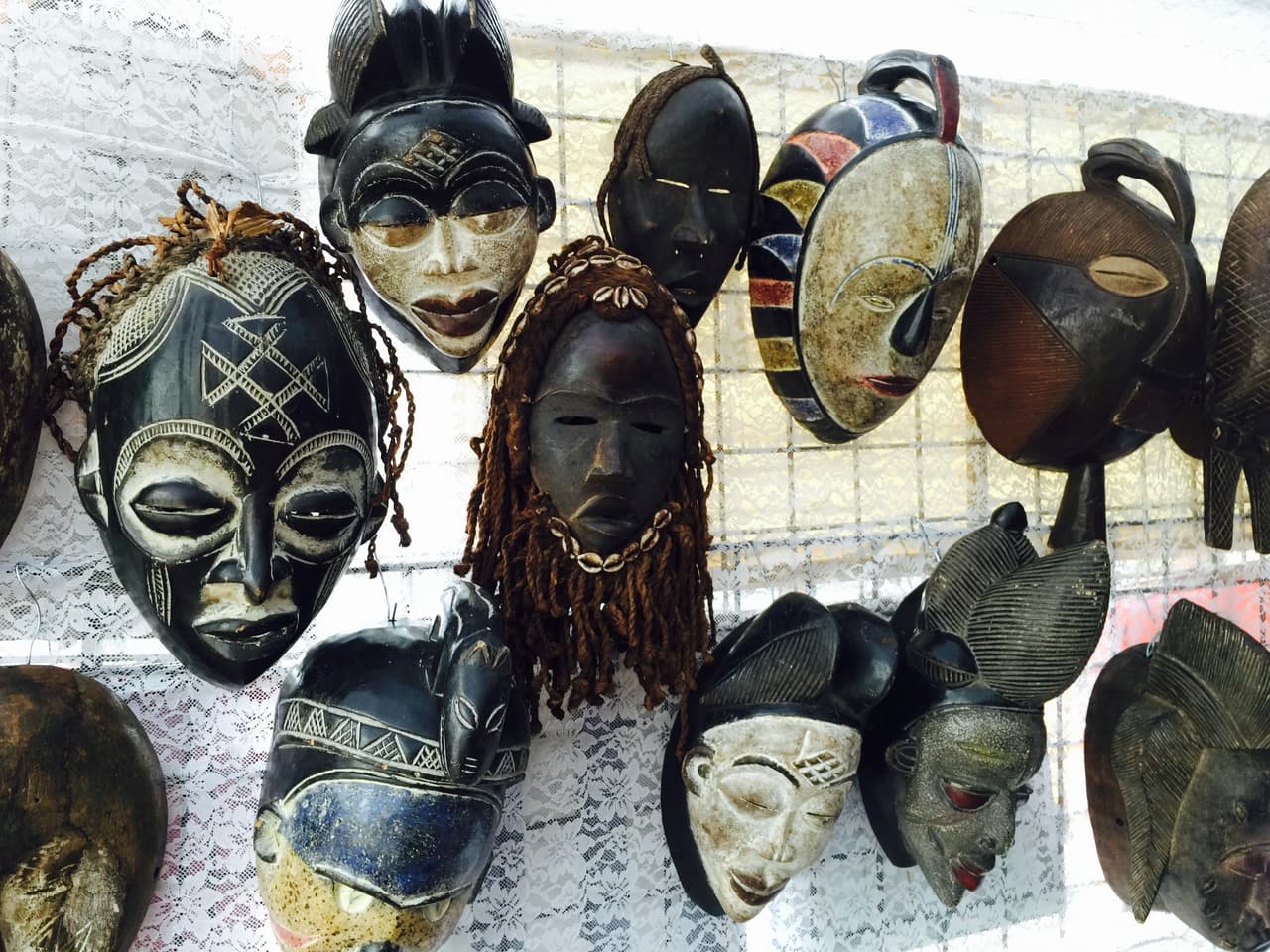 Las máscaras talladas en madera tienen un papel importante en las ceremonias tradicionales.