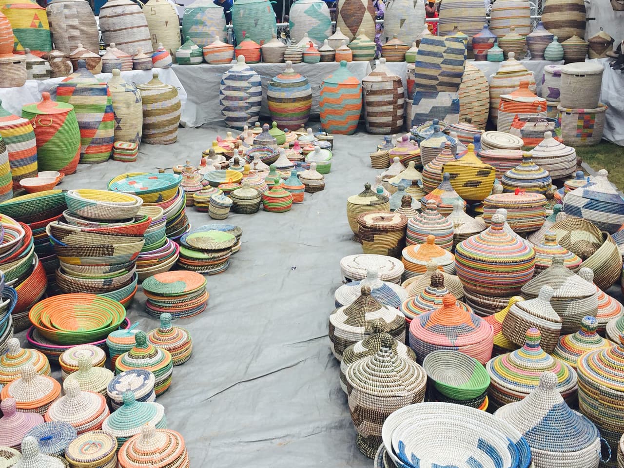 Las hojas de la palmera Ilala son el principal material de estas canastas.