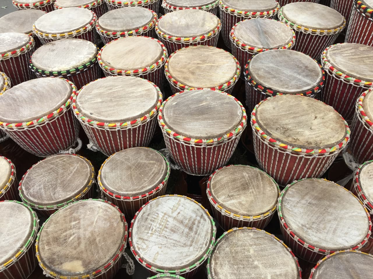 El tambor africano, un importante instrumento de percusión para ceremonias y festividades.