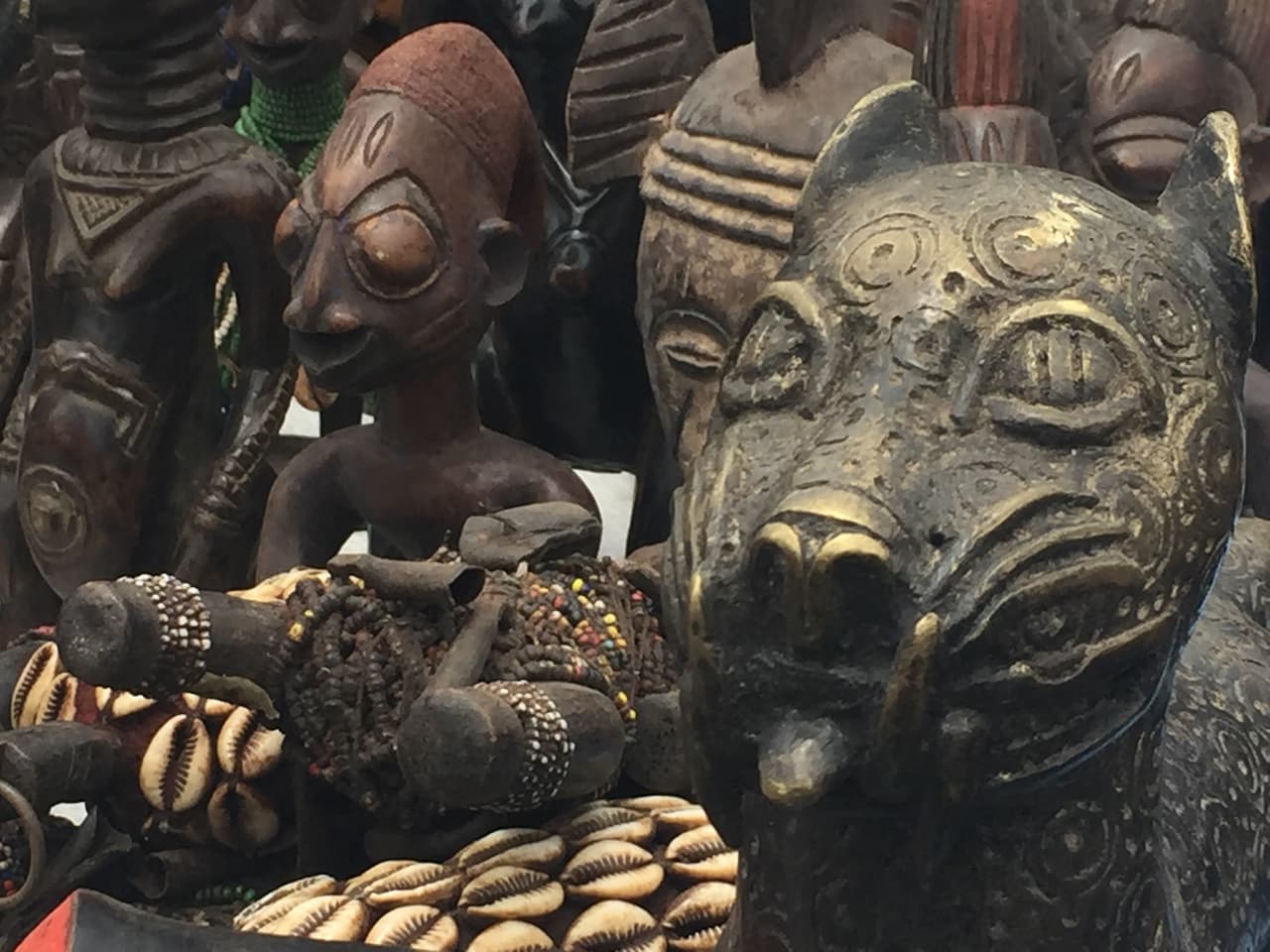 Las esculturas de animales y feminidad son comunes en la cultura africana.