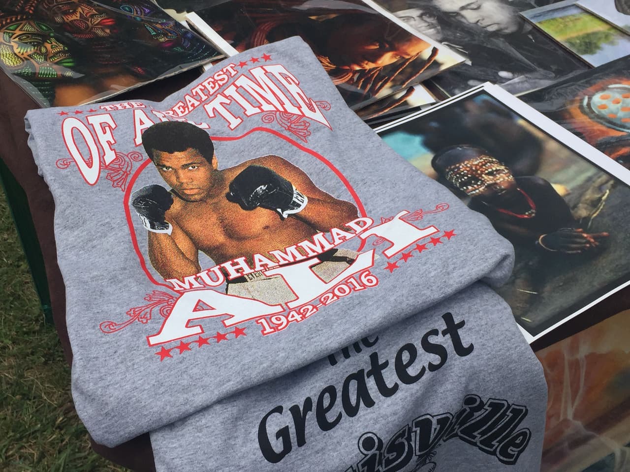 Las piezas de arte, fotografías y playeras recordaron al célebre boxeador Muhammad Ali.