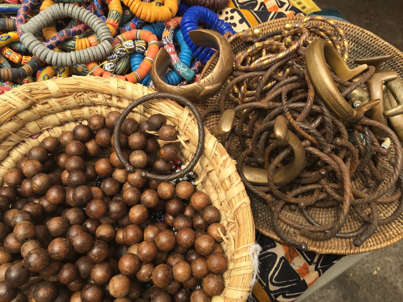 Pulseras importadas de Camerún para atraer la buena suerte.