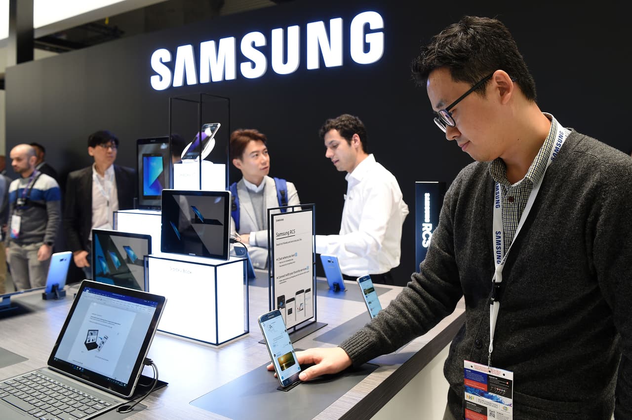 Personas observan los productos Samsung en el Mobile World Congress (Image de archivo)