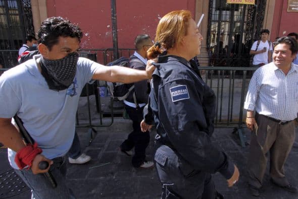 Estudios de la Secretaría de Seguridad Pública (SPP) federal del país señalan que los narcotraficantes, con sólo invertir 4 mil pesos (unos 350 dólares) al mes por cada elemento, garantizan incluir a las corporaciones municipales y estatales en sus nóminas, para crear sus redes de protección e impunidad en diversas regiones del país.