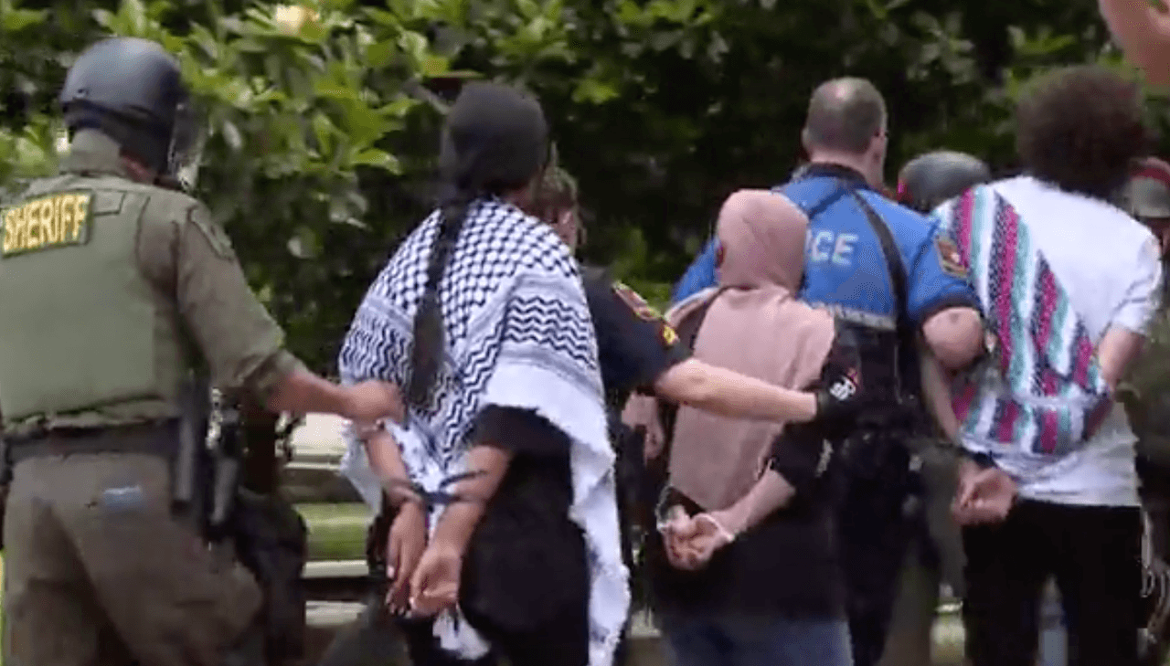 Las personas detenidas en la manifestación en la Universidad de Texas, recinto de Dallas, en Richardson, fueron advertidos de que enfrentarían cargos por invasión ilegal.