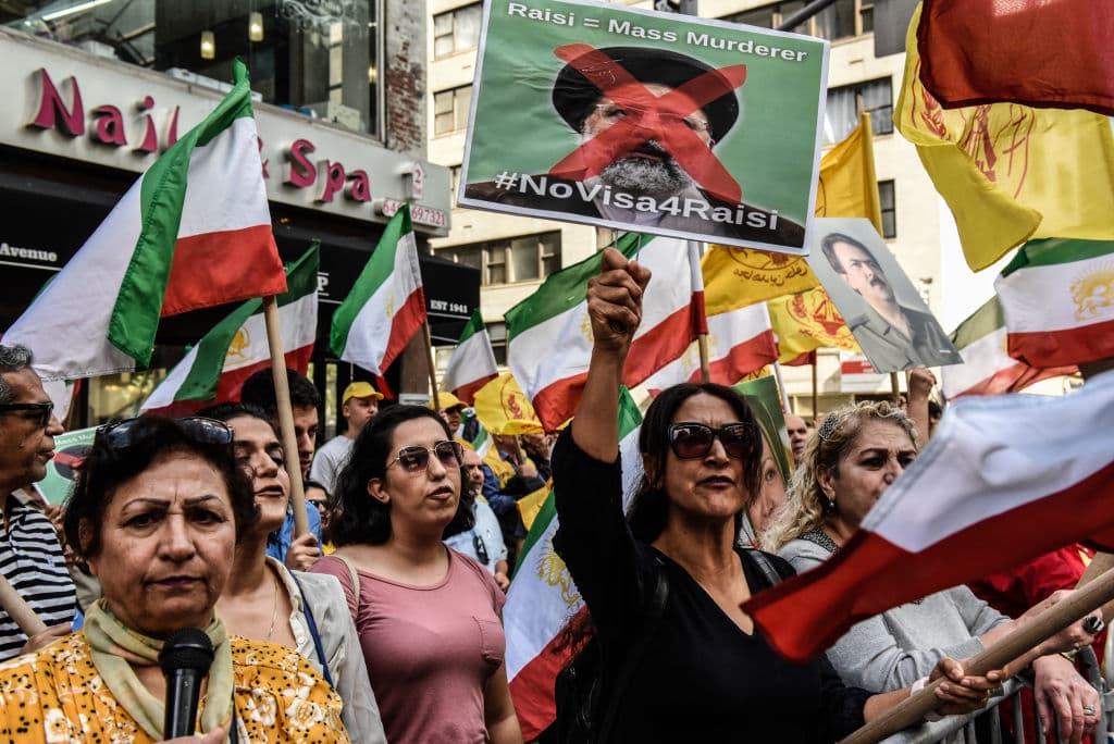 Los hechos han despertado además las críticas de la comunidad internacional. La Oficina de Derechos Humanos de la ONU pidió una investigación. Por su parte, Estados Unidos, que intenta reactivar el acuerdo nuclear de 2015 con Irán, pidió a la República Islámica que ponga fin a su “persecución sistemática” de las mujeres. Italia también condenó la muerte de la joven.