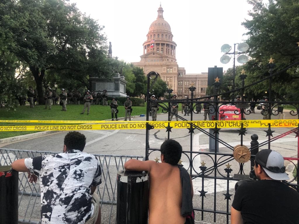 La protesta inició en horas de la tarde y todo ha transcurrido en calma. Algunos de los manifestantes han repartido botellas de agua y comida.