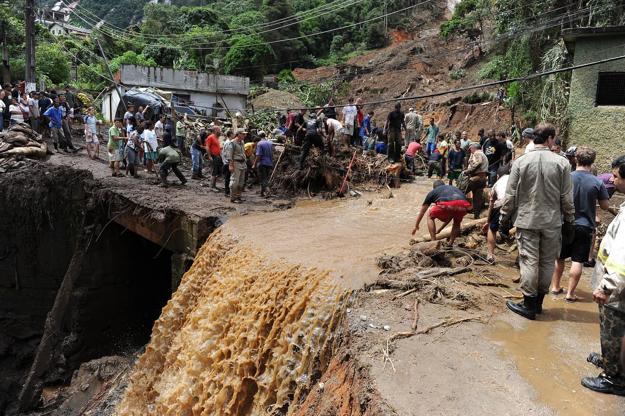 Las inundaciones y deslizamientos de tierra, debidos a intensas lluvias en la región montañosa cercana a Rio de Janeiro (sureste de Brasil) dejaron más de 800 muertos y cientos de desaparecidos el 12 de enero de 2011. La imagen muestra a rescatistas en Teresopolis, un barrio de bajos ingresos a unos 100 km del centro de Rio de Janeiro.