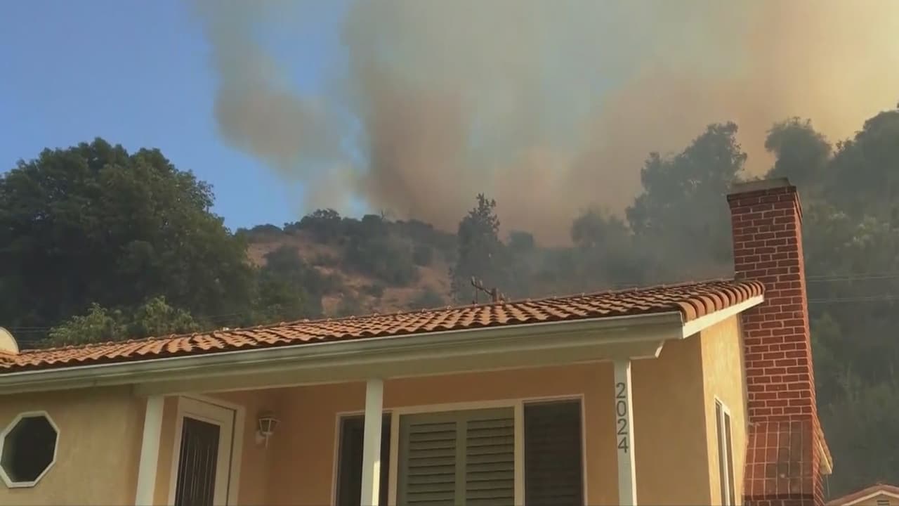 Las llamas obligaron a la evacuación de unas 100 viviendas en el área de Glenoaks Canyon en la ciudad de Glendale.