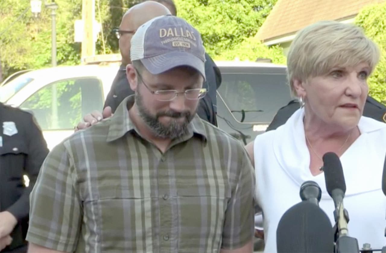 King acompañado de la alcaldesa Betsy Price, quien reconoció la labor heroica del hombre.