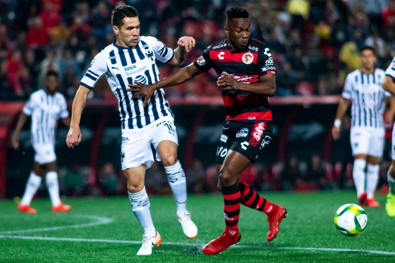 El partido fue ríspido desde los primeros minutos y ninguno lograba asumir el control del esférico.