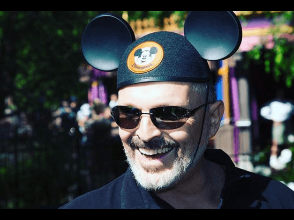 “Por esa razón, y para interrumpirle el negocio a mi agresor, me veo obligado a hacer esto y a mostrar las identidades de mis hijos, que desde su nacimiento ha protegido tanto y mantenido en anonimato”, escribió Bosé en su cuenta de Instagram el 8 de septiembre de 2017.