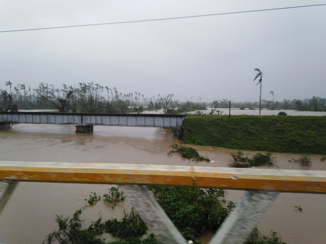 Los efectos del ciclón comenzaron a sentirse desde el lunes en la noche, con fuertes vientos y lluvias, que dejaron severas inundaciones.
<br>
