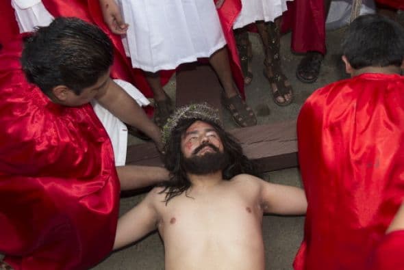 Además de ser seguida por miles de personas, la Pasión de Iztapalapa es televisada.