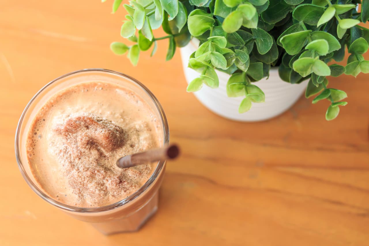 Cómo hacerlo. Licúa medio paquete de avena instantánea, una taza de leche chocolatada reducida en grasas, media taza de fresas y cuatro cubos de hielo. Si prefieres una consistencia más espesa, agrega avena y hielo.