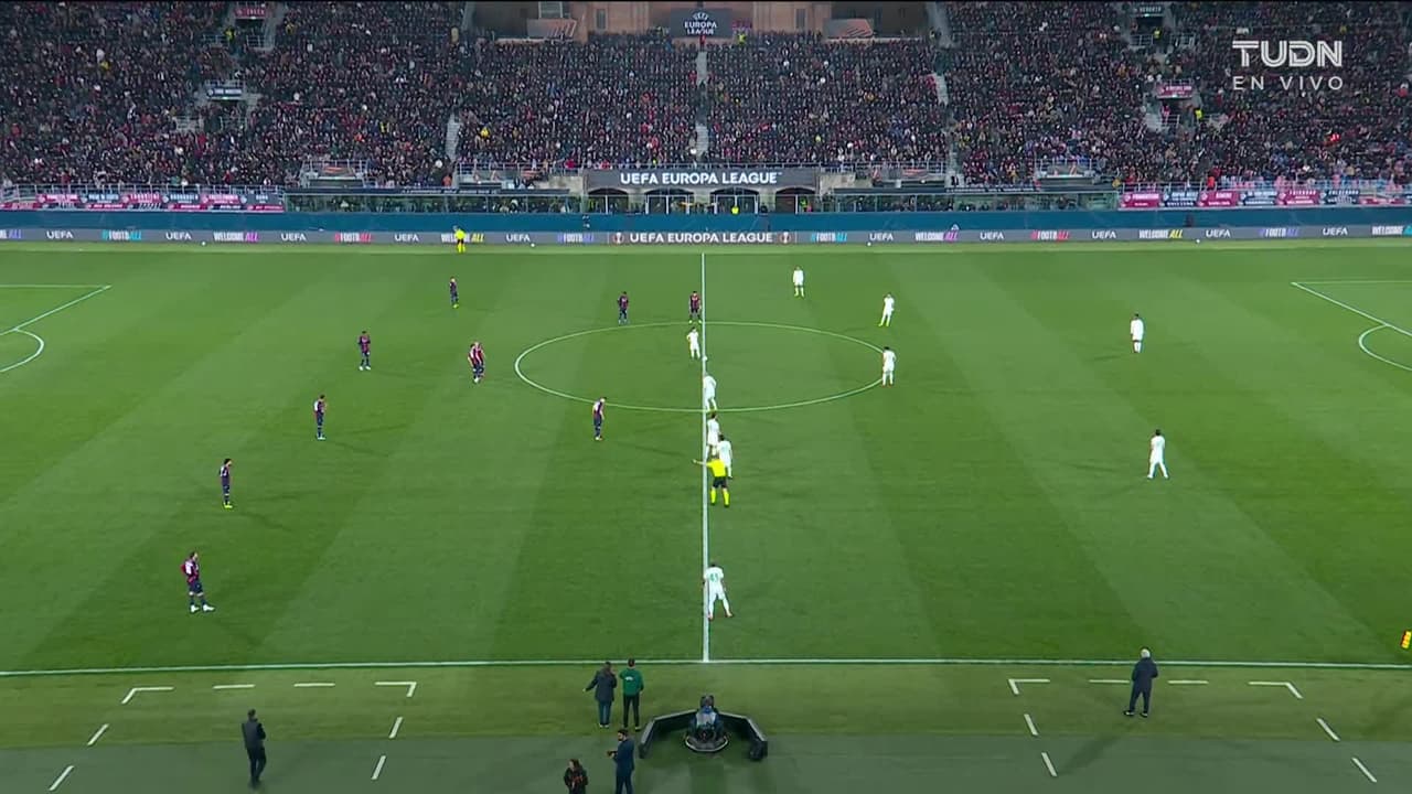 Arranca el partido y la pelota está en juego.