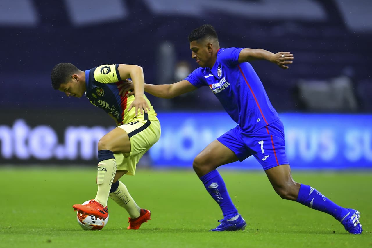 Las faltas traban un poco el juego, pero el partido continúa lleno de emociones.