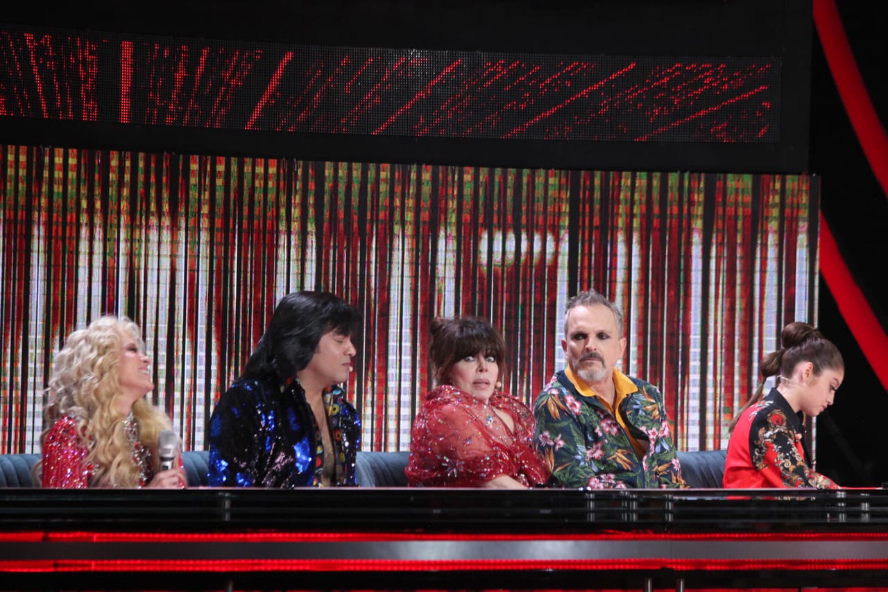 Al finalizar su participación, Albertano volvió a tomar su lugar y dijo: "Nomás es eso".