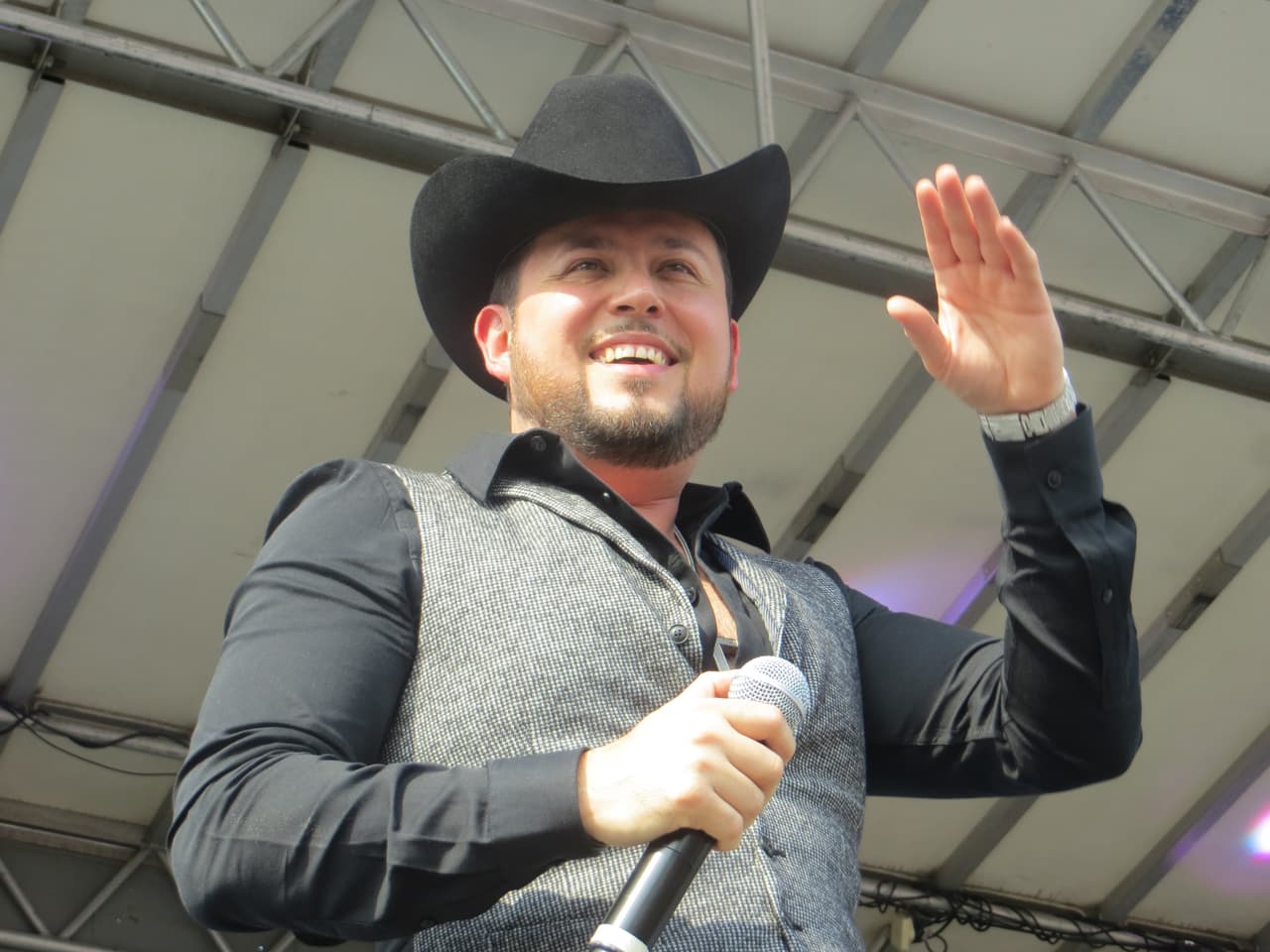 El guapísimo de Roberto Tapia levantó suspiros en Fiestas Patrias 2015 y las fans no pararon de corear sus canciones. Mira la galería de fotos.