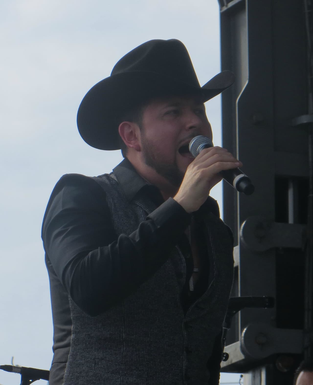 El guapísimo de Roberto Tapia levantó suspiros en Fiestas Patrias 2015 y las fans no pararon de corear sus canciones. Mira la galería de fotos.