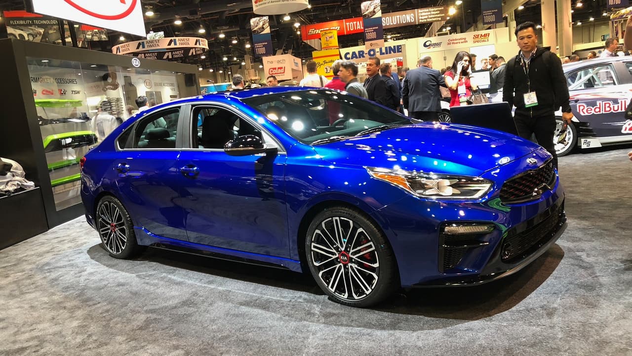 <h3 class="cms-h3-H3">Kia Forte GT</h3>
<br>Siguiendo los pasos del Hyundai Elantra con su versión Sport su homólogo de Kia, el Forte, ganó esta edición 
<b>más poderosa y más deportiva</b> que debutó en SEMA 2018. Bajo el capó del Forte GT, en el lugar del 2.0 litros de aspiración regular, aparece un cuatro cilindros de 1.6 litros turboalimentado que produce 201 caballos de fuerza y 195 lbs.-pie de torque.