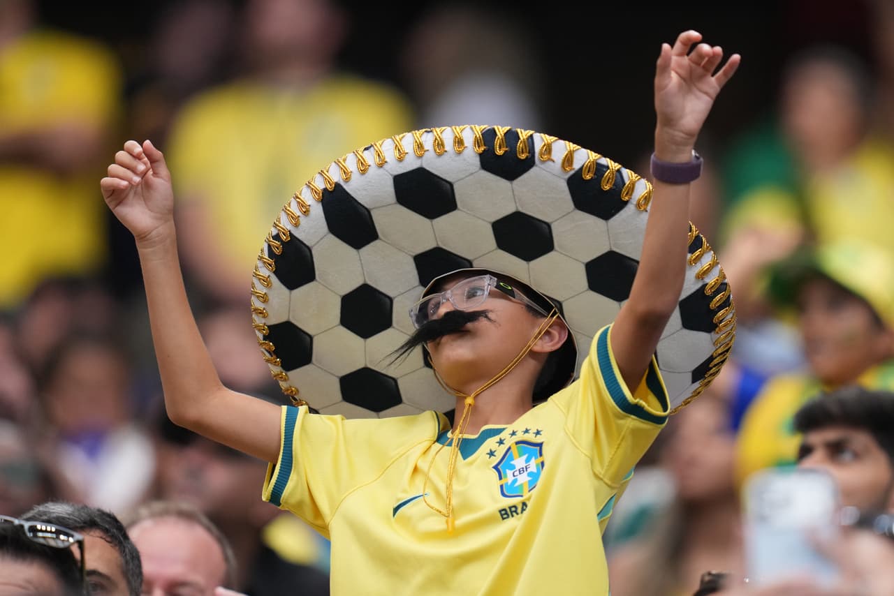 Un hincha de Btazil baila antes del partido de dieciseisavos de final de la Copa Mundial de Fútbol entre Brasil y Japón en Houston, el lunes 29 de junio de 2026. (Foto AP/Karen Warren)