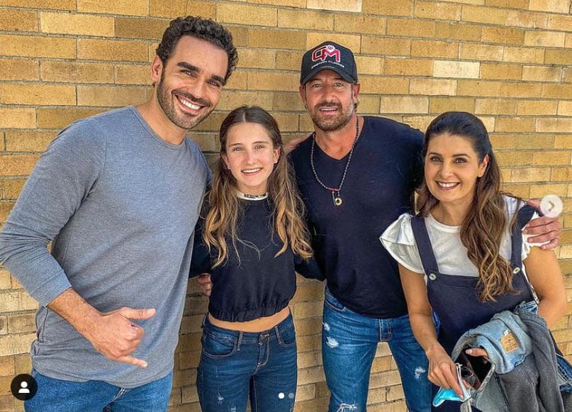 Fue
<b>Marcus Ornellas</b>, quien da vida al padre de Elissa en la telenovela, el que compartió un par de fotografías de la
<b>visita de Soto en el set</b>.
<br>