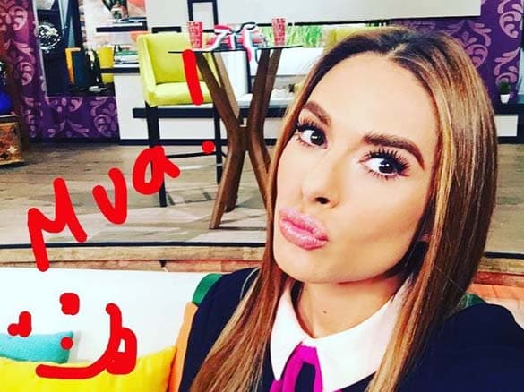 La exfoliación de labios es otro truco que podrías probar. Prepara y aplica una mezcla con un poco de miel, una pizca de azúcar y aceite de coco para que estén ultra suaves.