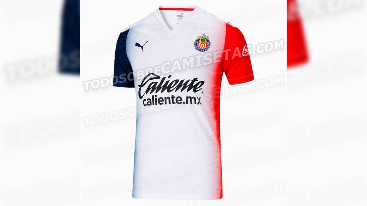 La versión de visita es blanca en el centro y a los costados luce los colores azul y rojo, característicos del Guadalajara.