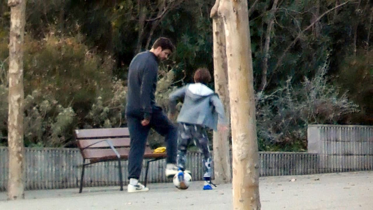 Padre e hijo se trasladaron a un parque, donde disfrutaron jugando fútbol. 
<br>