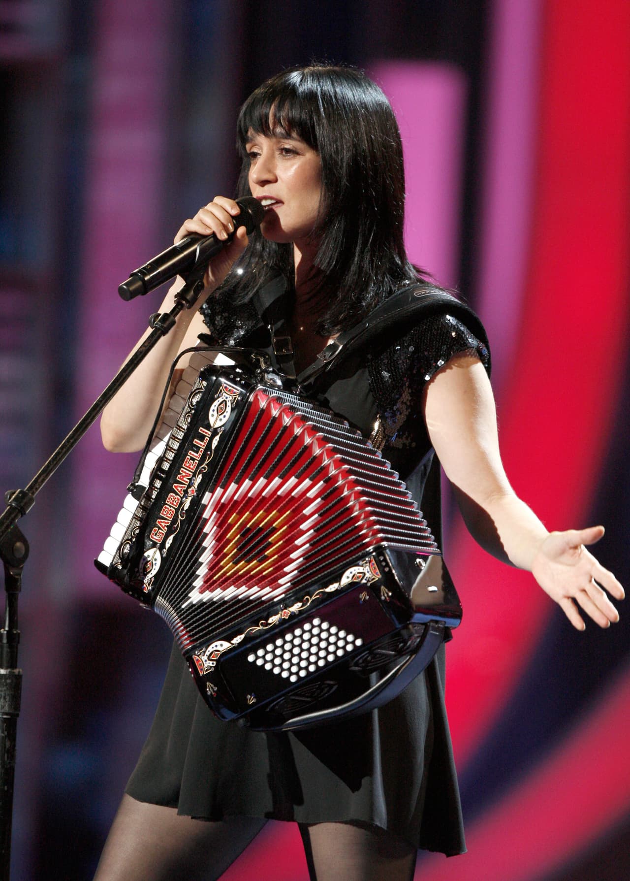 Julieta Venegas también resultó nominada en las categorías Grabación del Año, Canción del Año y Álbum del Año.