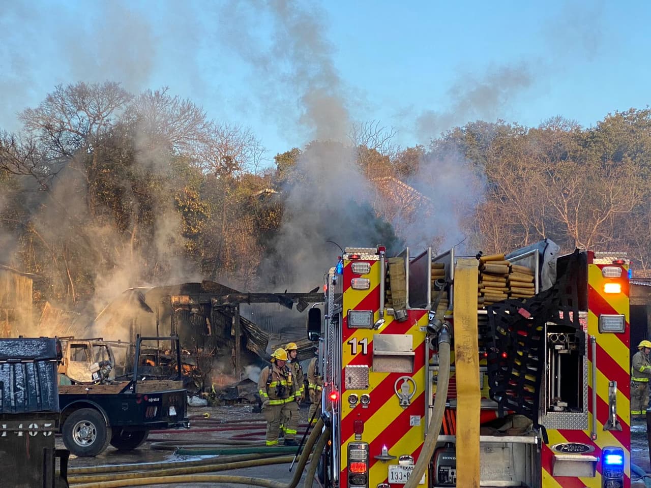 Según informaron las autoridades, el edificio era un almacén con una carpintería y tenía una tienda de camisetas dentro.