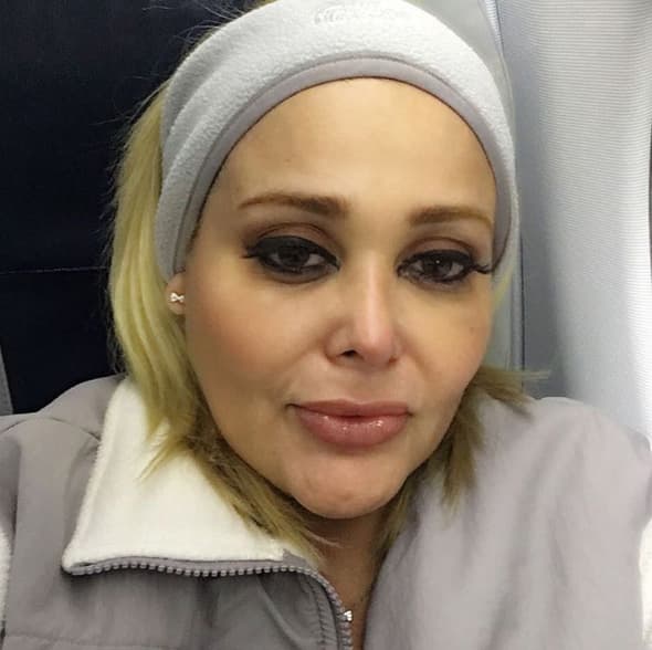 Además, en las imágenes que comparte en sus redes sociales aparece con la nariz más estilizada.