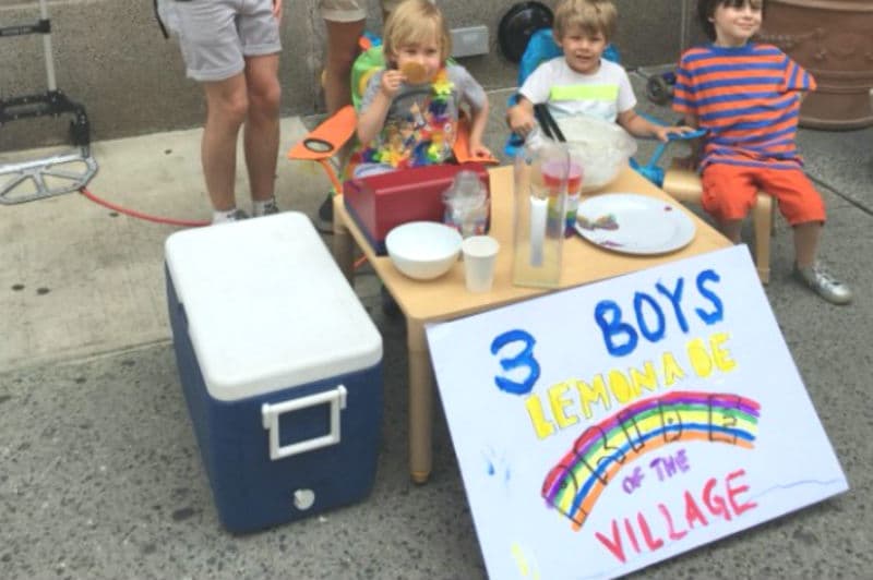 Niños venden limonada en el Desfile de Orgullo Gay en NYC para ayudar a las víctimas de Orlando