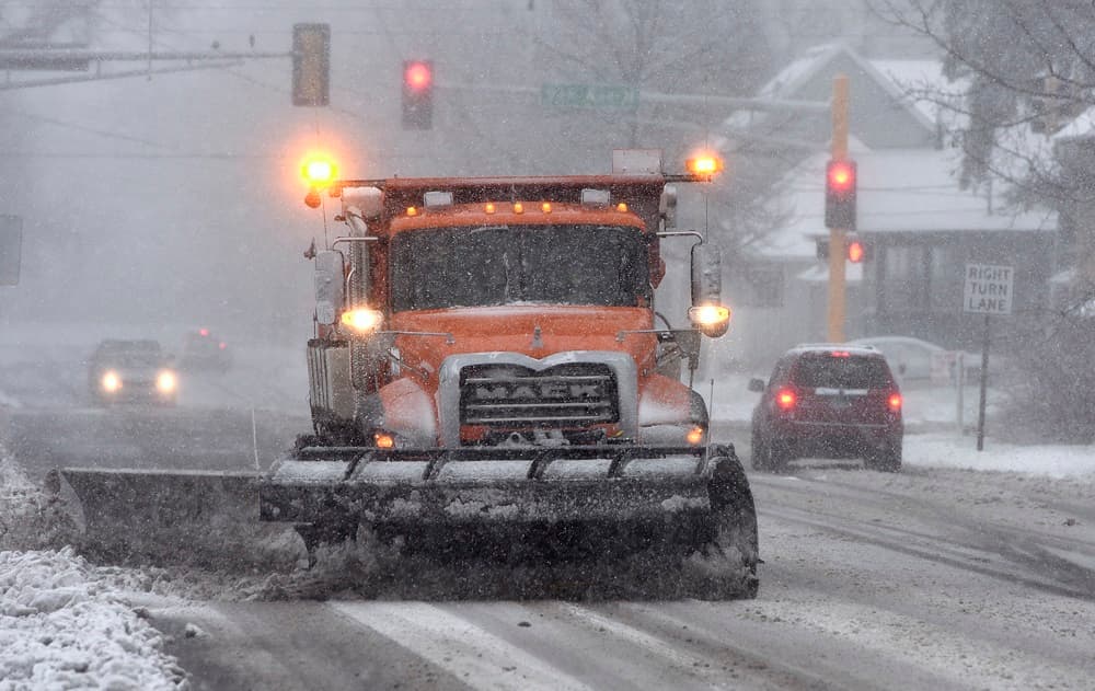 La nieve caída en Minnesota el viernes obligó a las autoridades a limpiar las carreteras y calles, ante los pronósticos de una fuerte acumulación.