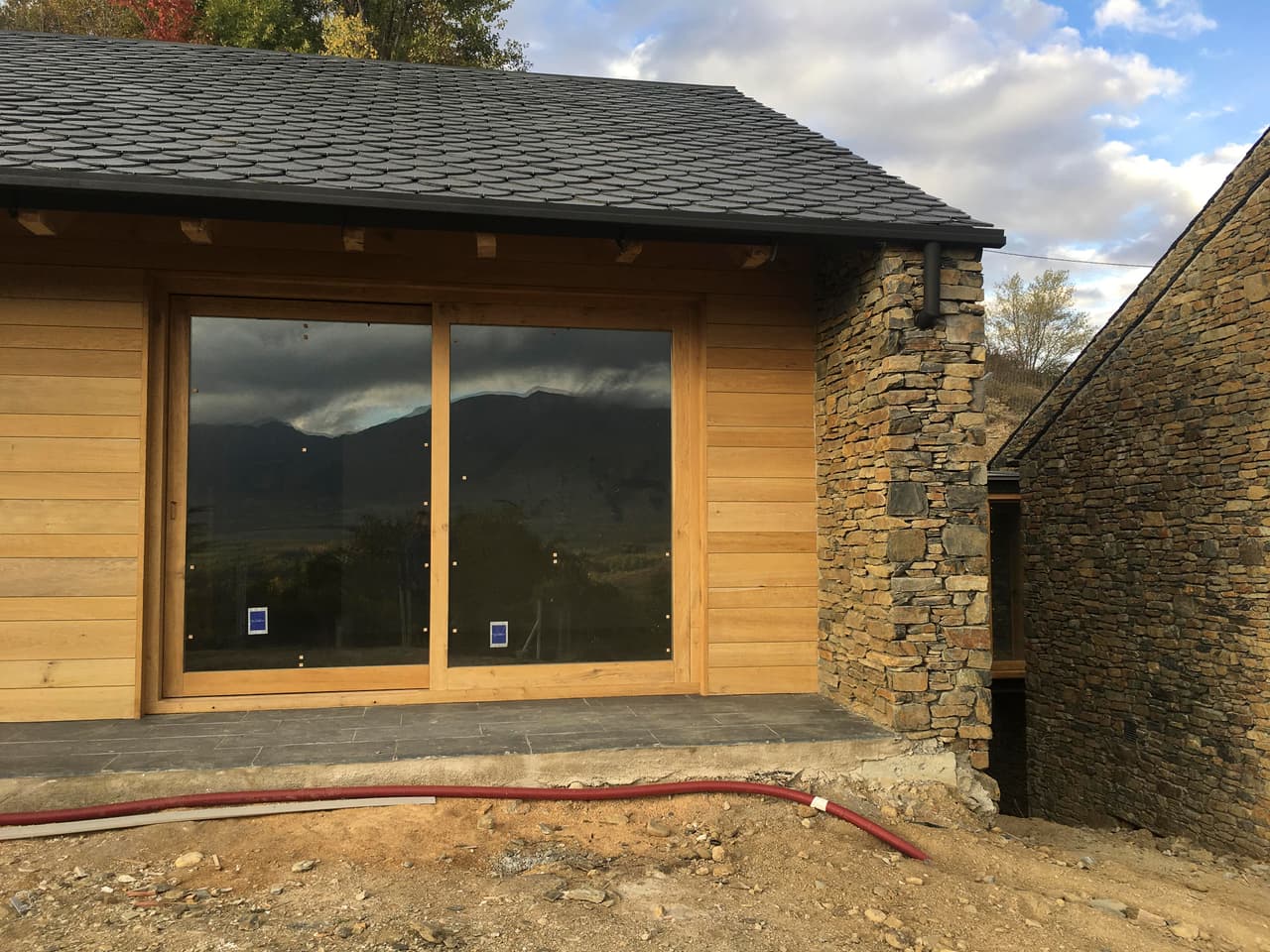 Aunque la casa tuvo que estar lista en octubre, aún se puede ver que sigue en trabajo de construcción.