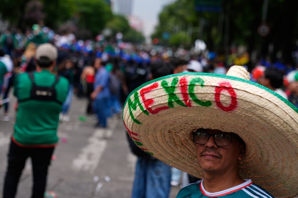 Un aficionado al fútbol con sombrero asiste a una reunión para ver el partido de la Copa del Mundo entre México y Chequia