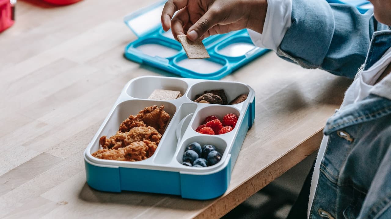 Evita la intoxicación por alimentos que tus hijos llevan a la escuela