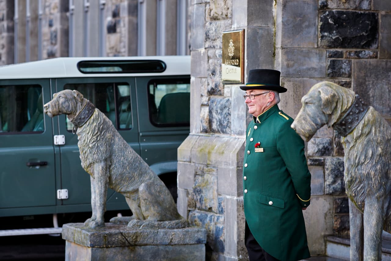 "La primera vez que voy al Castillo Ashford y no pude entrar ni siquiera a los alrededores porque hay miembros de la realeza allí", fue uno de los comentarios que levantó sospechas, aunque 
<b>el palacio de Kensington no ha confirmado</b> que se trate de los recién casados.