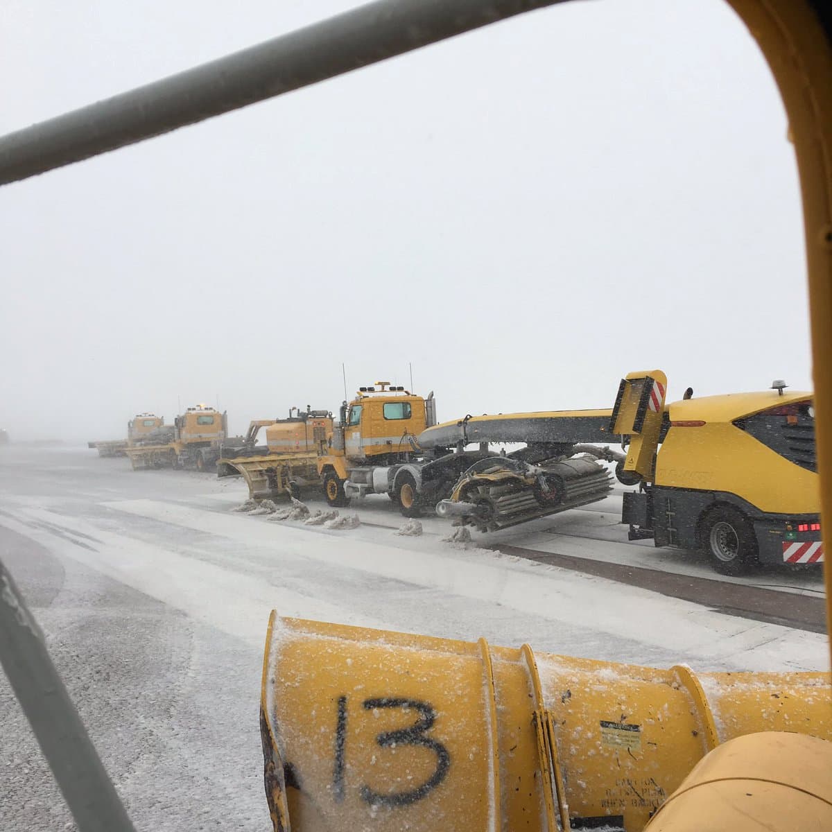 Maquinaria remueve la capa de nieve que dejó el 'ciclón bomba' sobre las pistas del aeropuerto de Colorado Spring.
