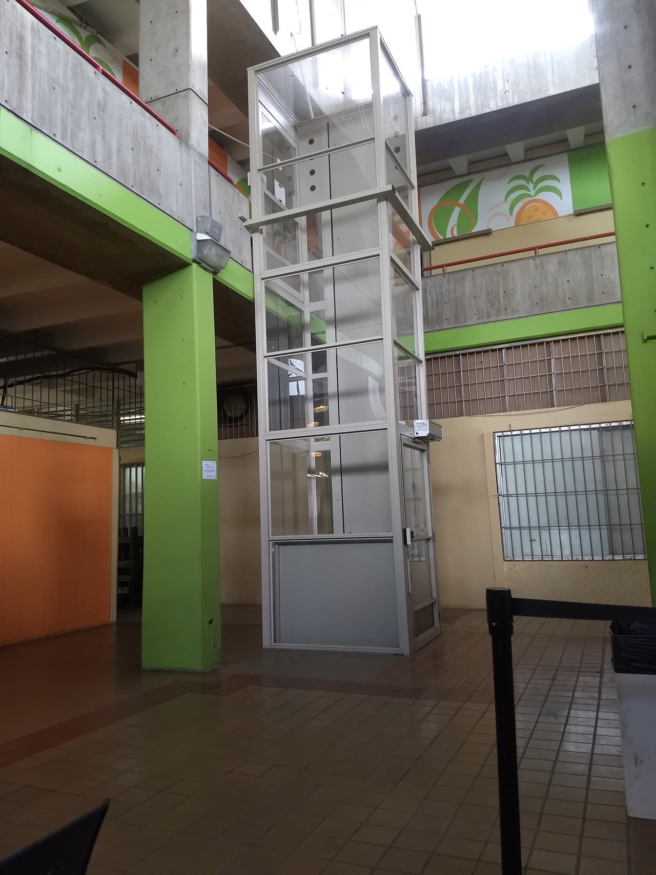 El elevador está fuera de función desde marzo. 
<br>