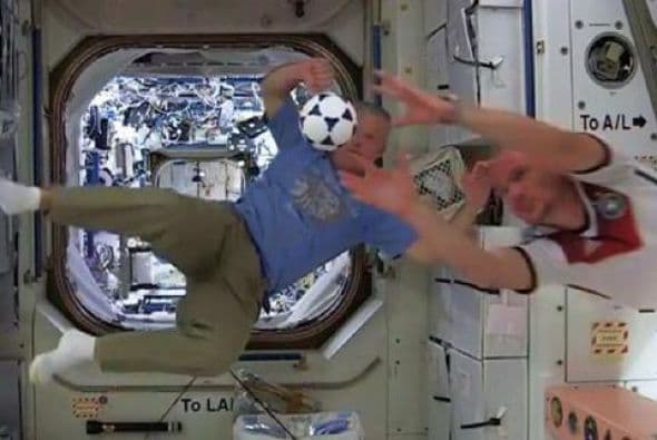 Saludos desde # ISS @ Astro_Alex : tripulación de la ISS se calienta para el # worldcup   Fotos: @astro_reid