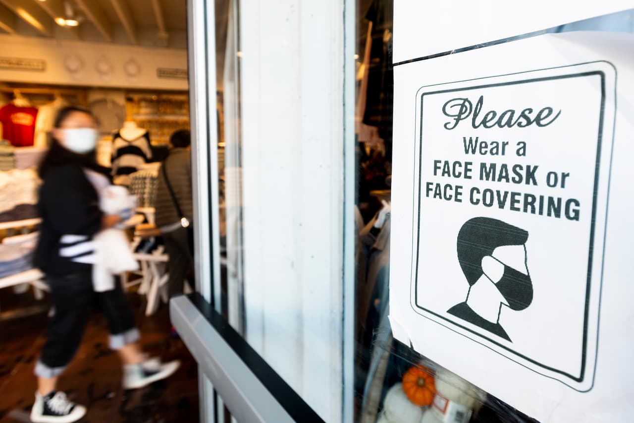 La nueva orden de confinamiento es similar a la que paralizó la economía del estado en
<a href="https://www.univision.com/local/san-francisco-kdtv/gobernador-de-california-anuncia-toque-de-queda-para-los-40-millones-de-residentes-del-estado">marzo pasado</a>, en pleno inicio de la pandemia de
<a href="https://www.univision.com/temas/coronavirus">coronavirus</a>, y obligará a cerrar negocios no esenciales como bares, viñedos, barberías, salones de belleza y servicios de cuidado personal como las salas de masaje, manicura y estudios de tatuajes, entre otros.