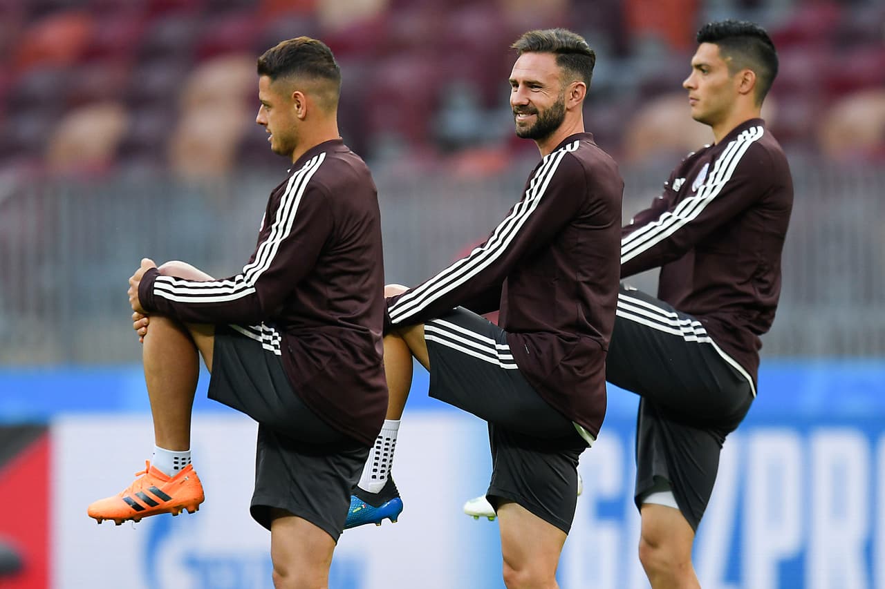 Simetría. Javier Hernández, Miguel Layún y Raúl Jiménez, de izquierda a derecha, realizan estiramientos en algo que parecería una coreografía más que un ejercicio.