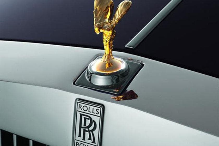 <b><u>Ornamento Espíritu de Éxtasis - Rolls-Royce</u></b>
<br>El tradicional símbolo de
<a href="https://www.univision.com/temas/rolls-royce">Rolls-Royce</a> puede ser iluminado o bañado en oro por
<b>$10,500</b>.